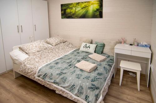 ein kleines Schlafzimmer mit einem Bett und einem Schreibtisch in der Unterkunft Relax Home in Csopak