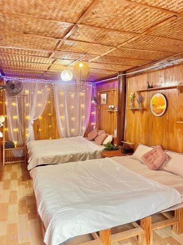 um quarto com 3 camas e um tecto em Mộc Home em Cu Lao Thu