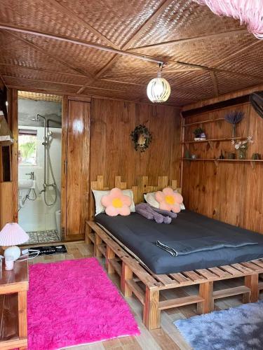 um quarto com uma cama grande num quarto em Mộc Home em Cu Lao Thu