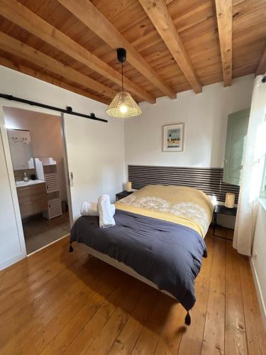 een slaapkamer met een bed en een houten plafond bij Chez Sam et L'As du Forum, Centre ville in Arles