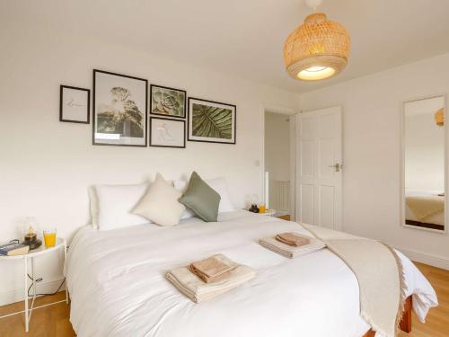 Un dormitorio con una cama blanca con toallas. en 3 Bed in Llandudno 89331 en Llandudno
