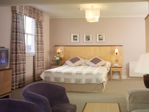 Ένα ή περισσότερα κρεβάτια σε δωμάτιο στο Royal Hotel