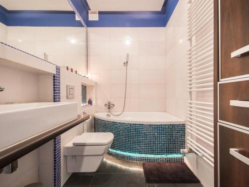 La salle de bains est pourvue d'une baignoire, de toilettes et d'un lavabo. dans l'établissement 100 sqm Luxury Apartment Wilanów, à Varsovie