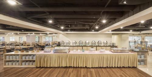 Cette grande chambre dispose d'une table avec de la nourriture. dans l'établissement Beach Resort Green Bay, à Wanli