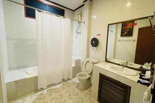 y baño con aseo, lavabo y ducha. en Baan Rim Kwai Paerimnam Resort en Kanchanaburi
