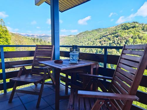 una mesa y sillas en un balcón con vistas en Can Geneta en Molló