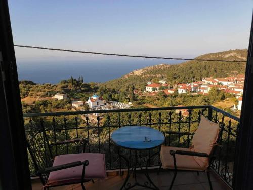Vourliótai的住宿－Grammatikis house，设有一个配有桌椅并享有美景的阳台。