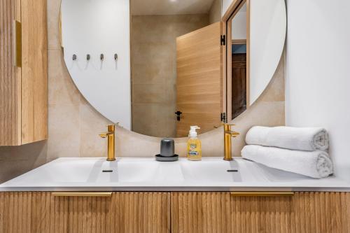 une salle de bain avec un lavabo et un miroir dans l'établissement Plan de la Tour M1 - Villa 6 pers climatisée, 3 ch, piscine privée chauffée, nature & calme, au Plan-de-la-Tour