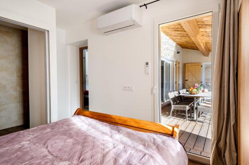 - une chambre avec un lit et une vue sur une terrasse dans l'établissement Plan de la Tour M1 - Villa 6 pers climatisée, 3 ch, piscine privée chauffée, nature & calme, au Plan-de-la-Tour