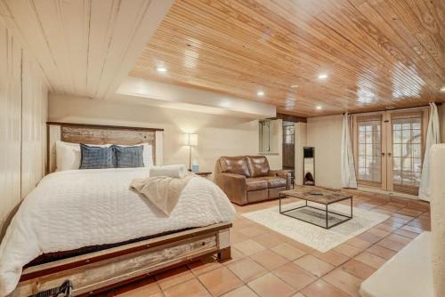 um quarto com uma cama e uma cadeira num quarto em Adobe del Sol - House & Cottage by The Broadmoor em Colorado Springs