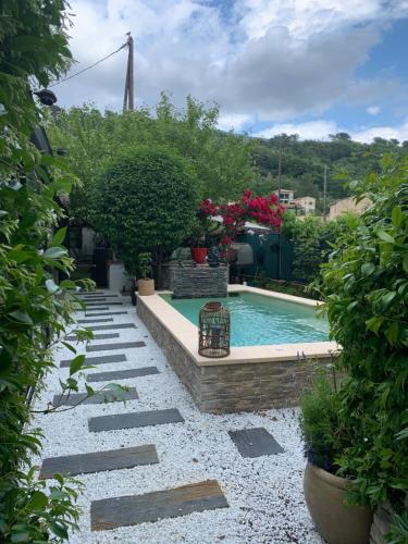 a backyard with a swimming pool and a garden at LOU PANTAI in Levens