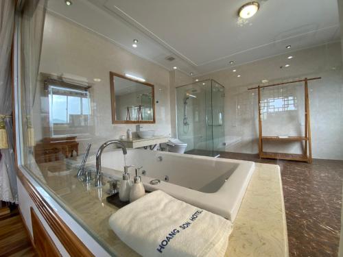 Phòng tắm tại Khách sạn Hoàng Sơn