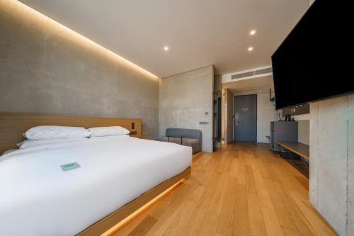 Una televisión o centro de entretenimiento en Take Hotel Seoul Gwangmyeong