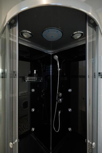 une salle de bain avec une douche avec une porte vitrée dans l'établissement Le Faidherbe style Appart' Hôtel - WIFI gratuit - Parking Gratuit Calme et Lumineux, à Nevers