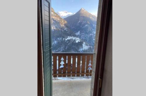 a view from a window with a view of mountains at Bel appartement 2.5 pièces avec balcon, magnifique vue sur le glacier des Grands in Finhaut