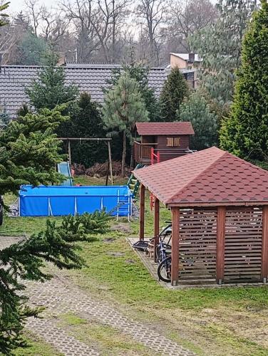 un cenador y un parque infantil en un patio en Dom Sołtysa, en Zabrze