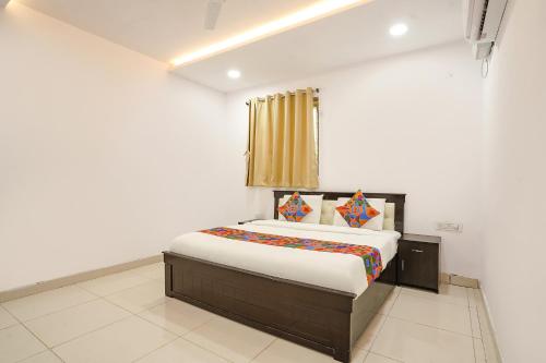 sypialnia z łóżkiem w pokoju w obiekcie FabHotel Skycity w mieście Haidar Sāhibgūda