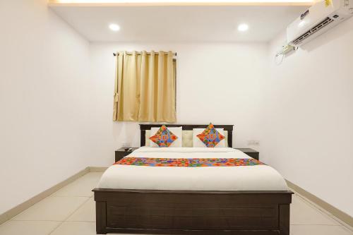 1 dormitorio con 1 cama grande en una habitación en FabHotel Skycity, en Haidar Sāhibgūda