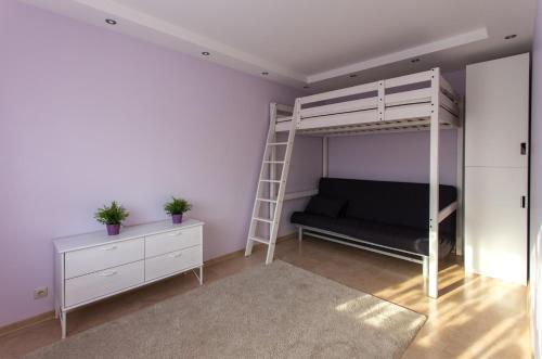 een slaapkamer met een stapelbed en een ladder bij LeConte in Druskininkai