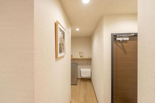 einen Flur mit einer Tür, die in ein Zimmer führt in der Unterkunft Fuji Shoei Hall - Vacation STAY 09374v in Sukawa