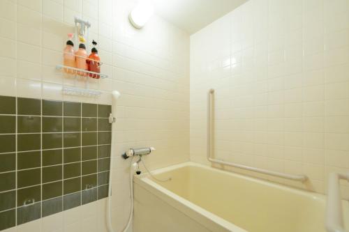 y baño con bañera y lavamanos. en Fuji Shoei Hall - Vacation STAY 09401v, en Sukawa