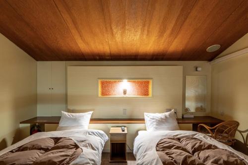 2 camas en una habitación de hospital con techo de madera en Fuji Shoei Hall - Vacation STAY 09401v, en Sukawa