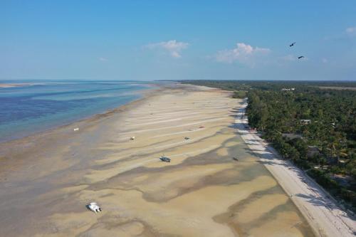 an aerial view of a beach with people on it at Casa Babi in Vilanculos