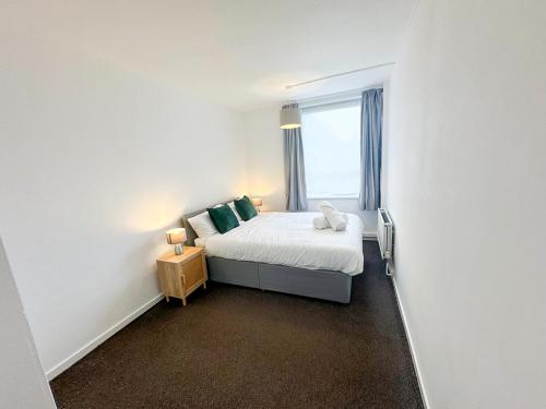 Tempat tidur dalam kamar di 3 Bedroom Flat Haggerston, Hackney, London