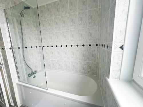 倫敦的住宿－3 Bedroom Flat Haggerston, Hackney, London，白色浴缸及玻璃淋浴间