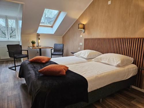 1 dormitorio con 2 camas, mesa y sillas en B&B Vouwere, en Mechelen
