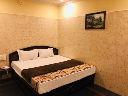 Giường trong phòng chung tại HOTEL TEJASRI RESIDENCY