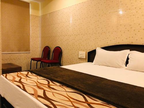 Ένα ή περισσότερα κρεβάτια σε δωμάτιο στο HOTEL TEJASRI RESIDENCY