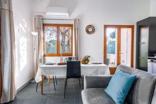 a living room with a table and a couch at Le Plan de la Tour - T2 4 pers climatisé, 1 ch, jardin, parking, douceur provençale in Plan-de-la-Tour