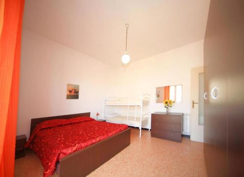 Un dormitorio con una cama con una colcha roja. en Italianway - Doria 6, en Andora