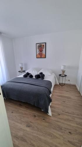 une chambre avec un lit dans une pièce blanche dans l'établissement Appartement calme avec vue sur les bateaux, au Cap d'Agde