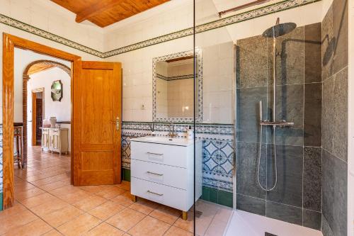 La salle de bains est pourvue d'une douche et d'un lavabo. dans l'établissement Villa Verde, à Nigüelas