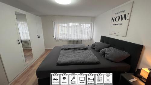 - une chambre avec un lit dans l'établissement Business Apartment Bühl, à Buhl