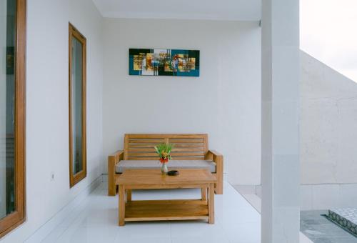 a room with a bench with a plant on it at Sriwedari House Keramas in Gianyar