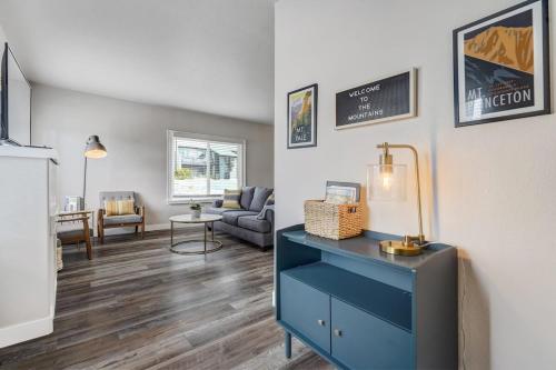 Χώρος καθιστικού στο Coyote Condo - Pet-Friendly Downtown Mountain View