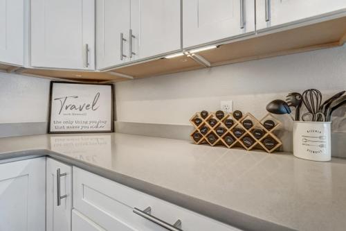 Η κουζίνα ή μικρή κουζίνα στο Coyote Condo - Pet-Friendly Downtown Mountain View