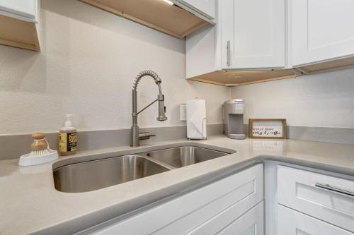 Η κουζίνα ή μικρή κουζίνα στο Coyote Condo - Pet-Friendly Downtown Mountain View