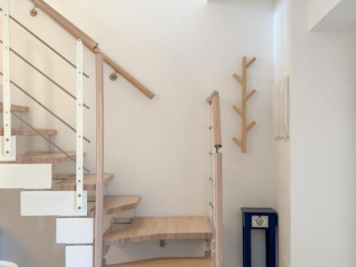 蘭恰諾的住宿－Dimora Fonte Grande，白色墙壁的房间内的楼梯