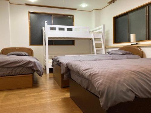 Postel nebo postele na pokoji v ubytování Sky Tree INN Ⅱ（晴樹宿Ⅱ）