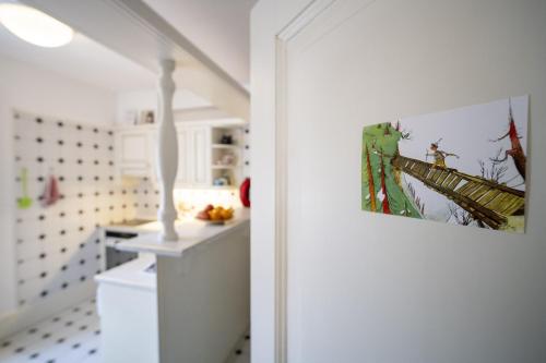 uma cozinha branca com uma fotografia na porta em Villa Victoria - Nairs, Scuol em Scuol