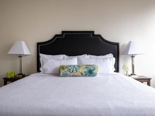 מיטה או מיטות בחדר ב-CozySuites TWO Lovely 2BR 2BA Condo