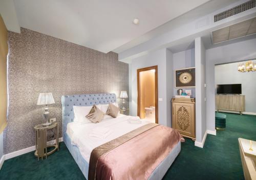 Postel nebo postele na pokoji v ubytování Phoenicia Comfort Hotel