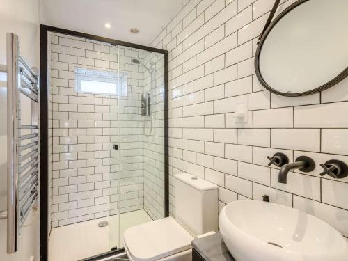 uma casa de banho com um WC, um lavatório e um espelho. em 1 Bed in Lymington 81429 em Lymington