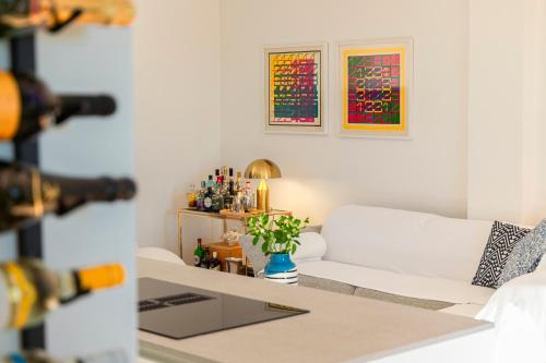 - un salon avec un canapé blanc et une table dans l'établissement Koper Seaside Residence, à Koper
