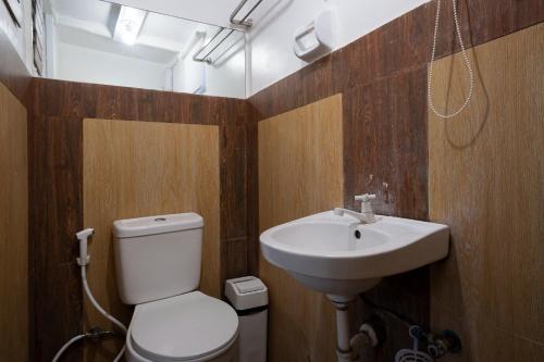 uma casa de banho com um WC e um lavatório em Costas De Liwa Bar & Beach Resort em Zambales