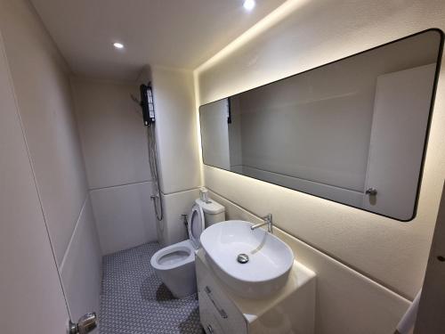 a small bathroom with a sink and a toilet at Better Room ห้องพักรายวัน เมืองทองธานี C2 in Nonthaburi